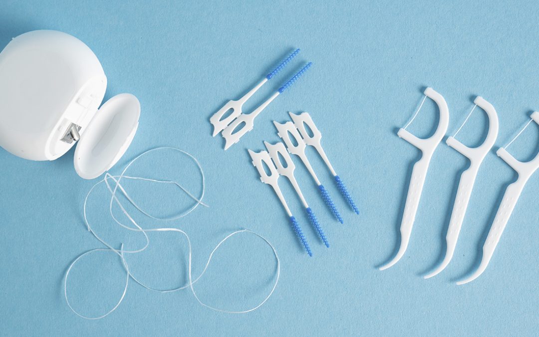 Hilo dental, arco dental o cepillo interproximal: ¿cuándo debemos usar cada uno?