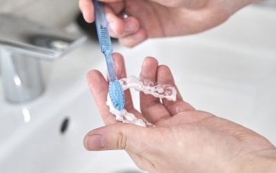 ¿Cómo debes limpiar tu ortodoncia fija o invisible?