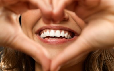 Cuida tu sonrisa con buenos hábitos y revisiones periódicas.